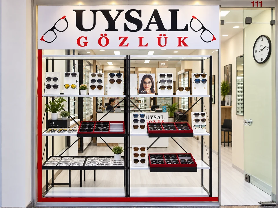 UYSAL GÖZLÜK tabelası ve 111 numaralı mağaza girişi